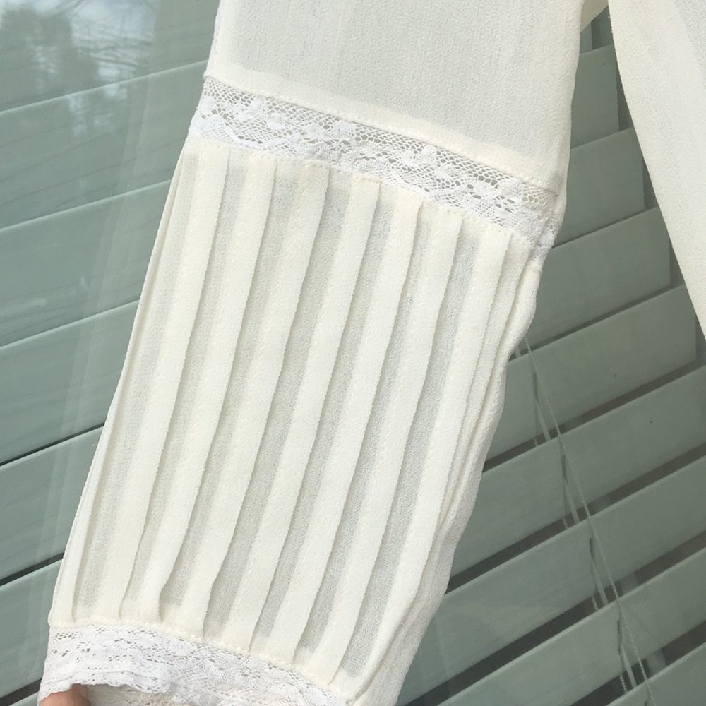Kimchi Blue Off-White Sheer Lace Pleated Blouse - Picture 4 of 7